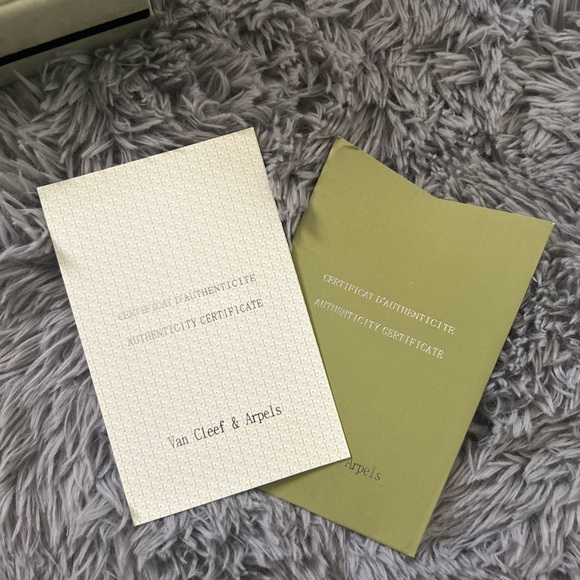 Van Cleef & Arpels Gold and Cream Bracelet - Picture 5 of 15